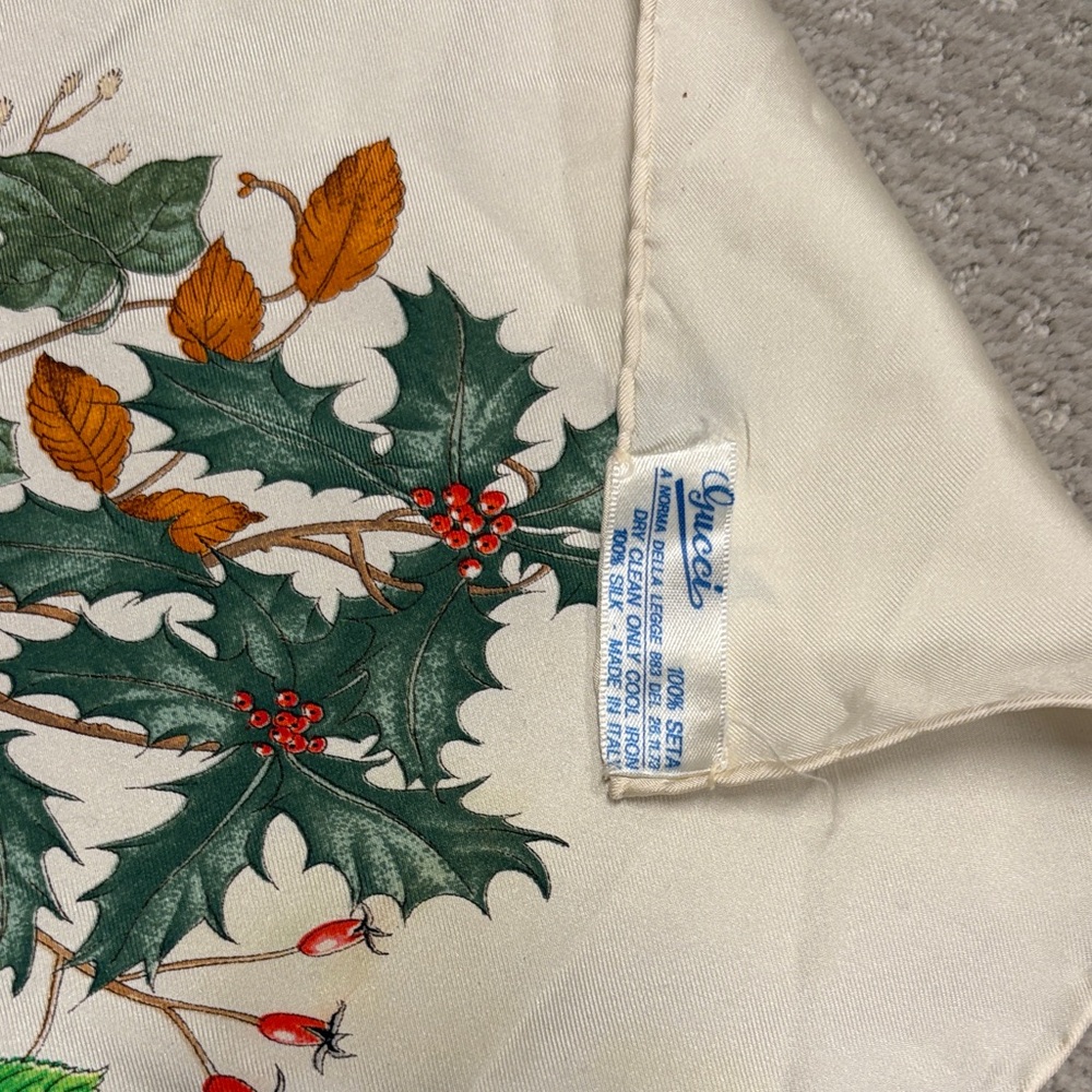 Vintage Gucci Floral Silk Scarf with Multicolor Bouquet Print - Picture 4 of 5